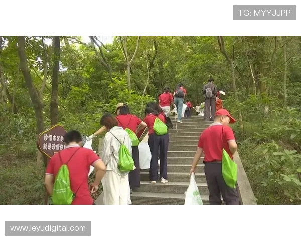 千岛湖赛后志愿者及时清理赛道，践行无痕山林理念