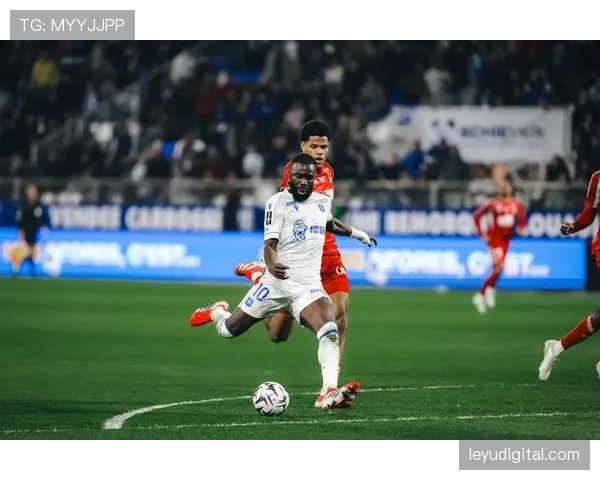 半场战报：布雷斯特1-0暂时领先南特，穆涅点射破门